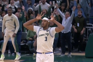 關(guān)鍵球！邁爾斯·特納最后15秒飆中三分 助雄鹿反超1分