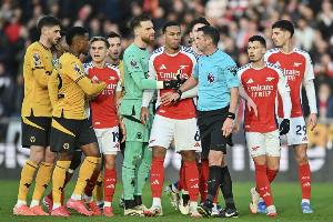 奧利弗英超共執法阿森納62場(chǎng)：槍手31勝13平18負+獲5點(diǎn)球109黃8紅