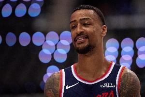 雷霆萬(wàn)鈞！科林斯底線(xiàn)持球突破 起飛滑翔單臂暴扣灌筐