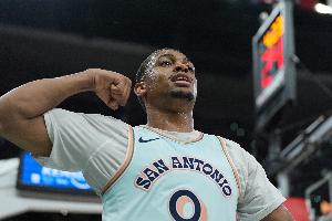 齊發(fā)力！半場(chǎng)凱爾登9中7砍下18分5板 ?？怂?中4貢獻12分6助3斷