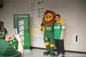 北京國安主場(chǎng)比賽后，俱樂(lè )部邀請部分獲選球迷家庭與隊員合影留念