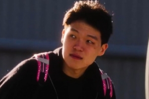 隨隊出發(fā)灣區！劉海被風(fēng)吹開(kāi)的楊瀚森 棱角分明的臉有種復古的帥