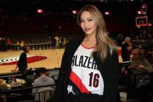 美女球迷到摩達中心穿楊瀚森球衣現場(chǎng)加油：楊瀚森很瘦！是嬰兒肥