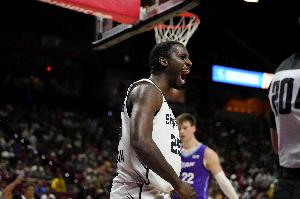 ?？怂梗杭游鱽?8分鐘就正負值+25 他整場(chǎng)比賽的防守都極具壓迫性