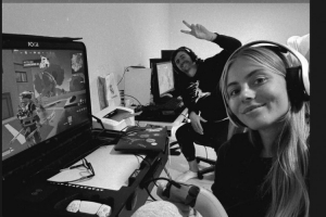 休閑時(shí)光！妻子社媒曬與庫爾圖瓦聯(lián)機打游戲照片：游戲之夜