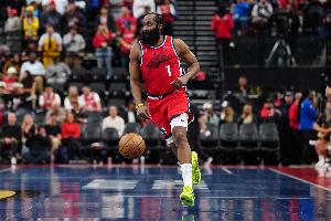 解說(shuō)：下賽季哈登的合同好像是部分保障 要不考慮再換個(gè)地方？