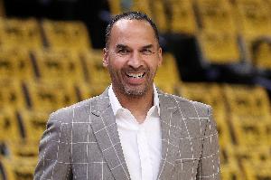 湖人解除巴斯兄弟職務(wù)！媒體人：這是要給哈里森騰地方？