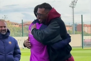 巴薩社媒曬博阿滕造訪(fǎng)訓練基地視頻，與老隊友萊萬(wàn)擁抱