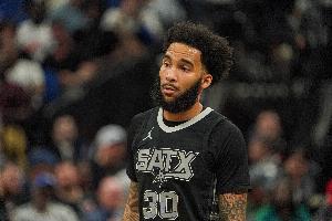 摧枯拉朽！朱利安·尚帕尼起飛滑翔戰斧劈扣 文班場(chǎng)邊非常興奮