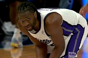 空空如也！阿丘瓦半場(chǎng)首發(fā)出戰8分鐘數據欄全部為零 正負值-14