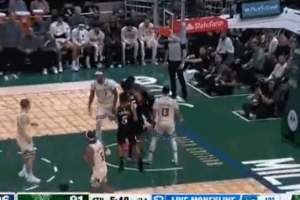 幽靈空切！76人推起反擊 埃奇庫姆底線(xiàn)飛起完成空接暴扣