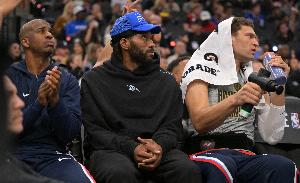 播客主持人：36歲哈登拼命想進(jìn)季后賽 小卡何時(shí)能厭倦坐著(zhù)看球？