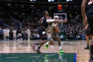 夾手臂了！特倫特進(jìn)攻犯規 雄鹿挑戰失敗