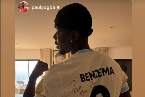 博格巴社媒曬身穿本澤馬簽名球衣照片，本澤馬轉發(fā)動(dòng)態(tài)