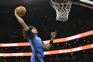 重錘火花！薩格斯邊線(xiàn)發(fā)球送拋傳 布萊克騰空暴起雙手空接砸扣