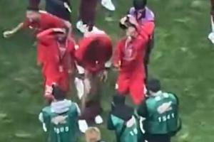 多少吧友干過(guò)這事??海港奪冠后，蔣光太偷襲把古斯塔沃褲子脫了