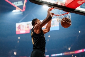 狀態(tài)來(lái)了！莫布里內線(xiàn)翻江倒海 沖擊籃筐連續暴扣