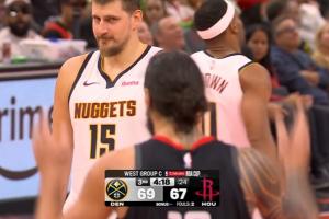 小表情太可愛(ài)！約基奇騙到亞當斯犯規 隨后斜眼死死盯著(zhù)后者調戲