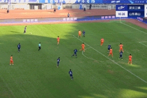 進(jìn)球無(wú)效！達蘭頭球攻破王大雷十指關(guān)，裁判經(jīng)VAR確認判越位在先