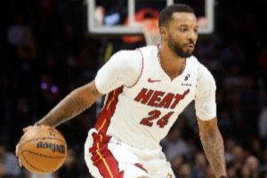 好在無(wú)大礙！鮑威爾腹股溝拉傷一瘸一拐回更衣室 現已回到替補席