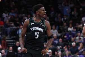 我一人打一隊！愛(ài)德華茲第三節9中7怒轟19分 太陽(yáng)全隊才19分