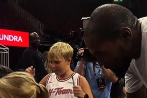 提前的祝福！杜蘭特賽前為幾名小球迷簽名：祝你們感恩節快樂(lè )