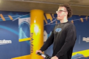 整活兒是把好手！勇士入場(chǎng)視頻：伙夫、穆迪沉穩 波姐滑板車(chē)惹眼