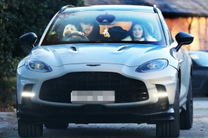 太陽(yáng)報：格拉利什抱著(zhù)愛(ài)犬駕駛著(zhù)阿斯頓馬丁兜風(fēng)