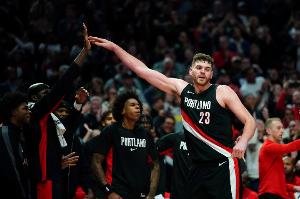 記者：在開(kāi)拓者教練組看來(lái) 能增加前場(chǎng)板機會(huì )球員才會(huì )獲更多時(shí)間