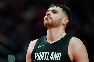 太狠了哥！庫里第二節連訓克林根三個(gè)三分 后者毫無(wú)辦法