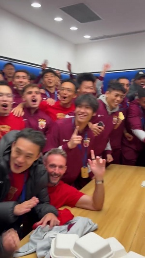 ??不潑香檳潑飲料！海港更衣室賽后狂歡，主帥穆斯卡特緊握獎杯