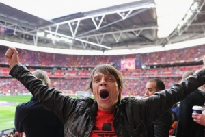 郵報：終生紅魔球迷、63歲的石玫瑰樂(lè )隊貝斯手馬尼于本周不幸去世