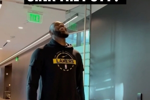 湖人眾將訓練館內打室內高爾夫 詹姆斯做出經(jīng)典慶祝動(dòng)作