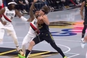 看著(zhù)就疼！波杰姆斯基突破試圖上籃 被凱萊布·樂(lè )福切球掃到臉部