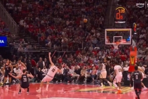 申京讀秒出手欲造約基奇犯規 兩人雙雙后倒 美媒：兩個(gè)人瘋狂假摔