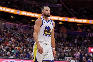 保留懸念！庫里面對卡馬拉命中撤步三分球