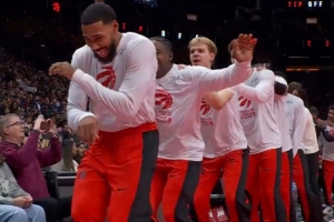 ??詞窮了！猛龍賽前儀式：排長(cháng)龍熱身 坦普爾突然瘋狂舞動(dòng)