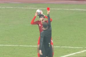 鄺兆鐳造紅牌！裁判出紅牌巴林球員驚出表情包，下場(chǎng)后用球衣捂臉