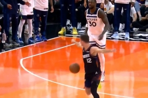 圖啥？蘭德?tīng)柡髨?chǎng)莫名摟一把吉萊斯皮 被吹轉換犯規&送一罰一擲