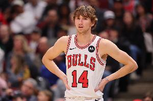 好在無(wú)礙！布澤利斯突破踩到拉松腳面 被攙扶回更衣室調整后上場(chǎng)