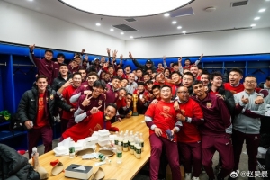 三連冠達成！上海海港新聞官曬更衣室?jiàn)Z冠合影