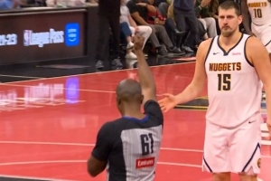 危險的信號！約基奇身后搶板推人犯規 個(gè)人已經(jīng)5犯