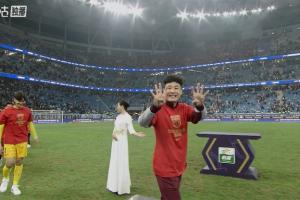 本賽季因傷僅踢6場(chǎng)！武磊領(lǐng)取中超冠軍獎牌，開(kāi)心向鏡頭比“4”