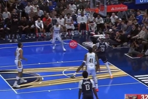 ??克萊底角三分瞄了一眼 竟然打到了籃板側沿