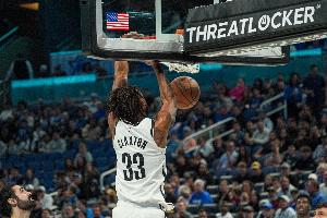 半場(chǎng)準兩雙！克拉克斯頓8中5拿到12分9籃板4助攻 正負值達+20