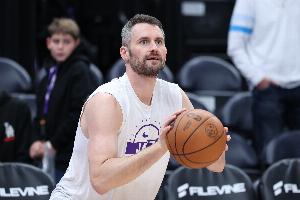 老當益壯！樂(lè )福首節三分5中4射落12分&另有1帽 幫助爵士領(lǐng)先14分