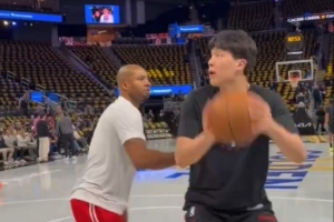 今天能有多少時(shí)間？楊瀚森賽前熱身 對抗后勾手+暴扣 三分6中6