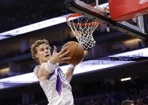 效率很高！馬爾卡寧半場(chǎng)5中4貢獻16分6板 罰球6中6