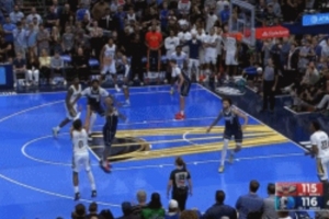 關(guān)鍵攻防！費爾斯三分強行出手被華盛頓帽到 直接來(lái)了個(gè)三不沾