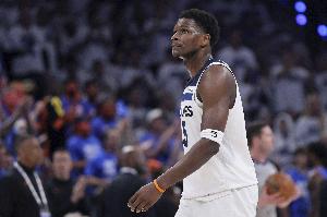 上來(lái)就有！愛(ài)德華茲借掩護干拔三分命中 同時(shí)戈貝爾被犯規還加罰